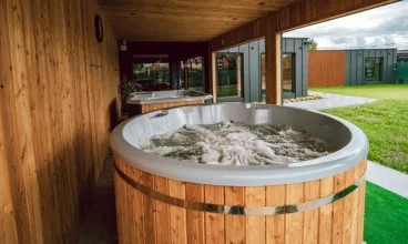 Znajdziecie tutaj dwie wanny jacuzzi i dwie sauny