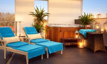 Na dachu zainstalowano zewnętrzne jacuzzi z podgrzewaną wodą