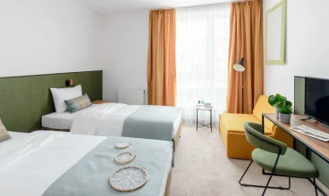 Kolorystyka jest utrzymana w jasnych barwach