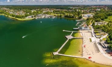 Nad Jeziorem Ukiel jest piaszczysta plaża
