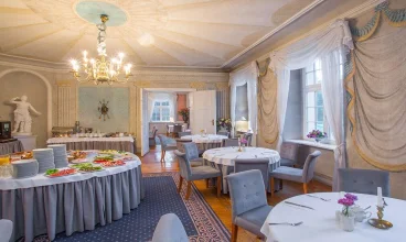 Śniadanie w formie bufetu jest podawane w Małym Pałacu