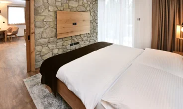 Dwuosobowa sypialnia jest wydzielona z apartamentu