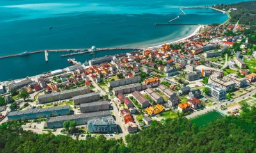 Hotel jest położony blisko piaszczystej plaży oraz lasu Nadmorskiego Parku