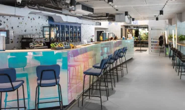 Goście mogą skorzystać tutaj z różnorodnych napojów i przekąsek