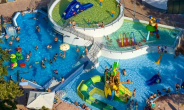 Termy Harkany mają kilka basenów, zjeżdżalni i wodnych atrakcji