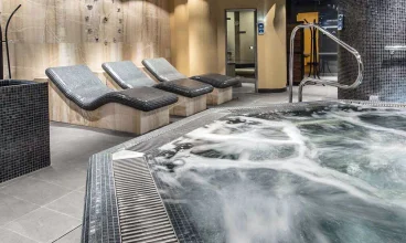 Goście mogą korzystać z wygodnej strefy wellness z jacuzzi i saunami