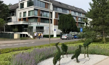 Resort jest położony przy plaży, od której dzieli go tylko park