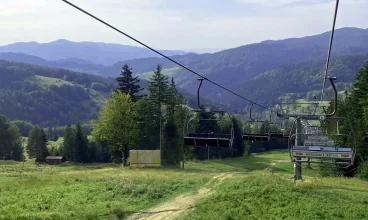 Tuż obok hotelu w okresie wakacyjnym działa wyciąg górski
