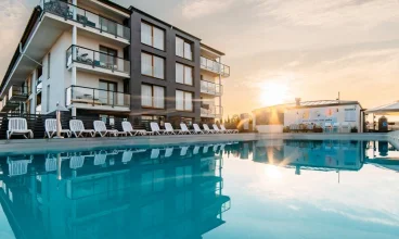 Jest to nowoczesny kompleks apartamentów z dużym basenem zewnętrznym