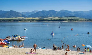Nad jeziorem Liptowska Mara znajdziesz niejedną plażę