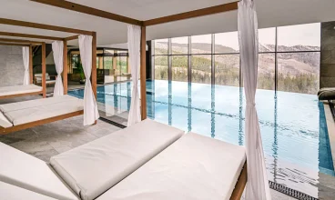 Hotel wyróżnia dwupoziomowa strefa spa z widokiem na góry