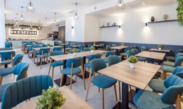 Przestronna restauracja śniadaniowa w Hotelu Baross