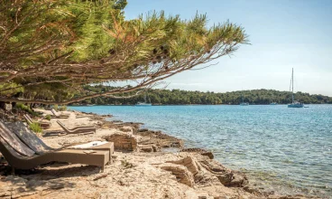 Piękna naturalna plaża na północnym brzegu wyspy Hvar