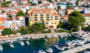 Hotel Selce jest położony wprost przy marinie nad Adriatykiem