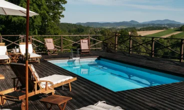 Zewnętrzny basen z zachwycającą panoramą Beskidów