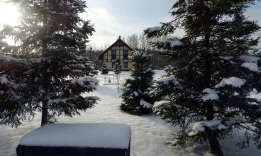 Gdy podwórko pokryje śnieg, Ostoja zmienia się w zimowy raj na Mazurach