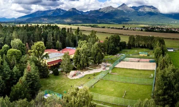 Obiekt oferuje rozległy teren rekreacyjny z kilkoma boiskami