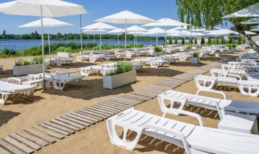 Hotel dysponuje prywatną plażą z serwisem plażowym, przystanią i pomostem