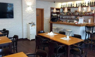 W hotelowej restauracji można zjeść śniadania i obiadokolacje