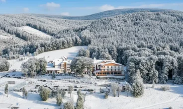 Hotel Malinowy Dwór jest malowniczo położony w sercu Gór Izerskich