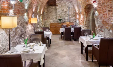 Restauracja hotelowa mieści się w nastrojowej piwnicy