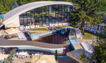 To hotel z basenami wewnętrznymi i zewnętrznymi