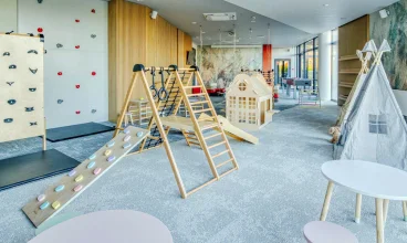 Na terenie obiektu znajduje się przestronna sala zabaw dla dzieci