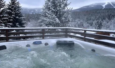 W lutym 2025 roku na dachu obiektu otwarto jacuzzi z widokiem na góry!