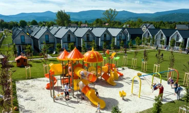 Resort mieści się w Kotlinie Jeleniogórskiej, u stóp Karkonoszy