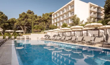 Poznaj resort z basenem przy plaży na wyspie Hvar