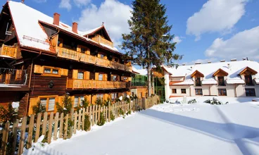 Modrzewiówka to elegancki, przytulny hotel położony w zacisznej okolicy