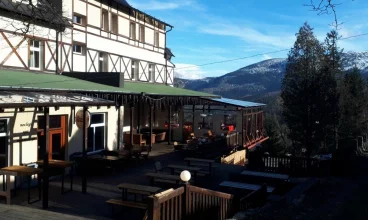 Z tarasu można podziwiać widok na panoramę Karpacza