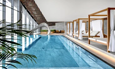 Hotel wyróżnia dwupoziomowa strefa spa z widokiem na góry