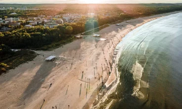 Bardzo blisko stąd na plażę, wystarczy minuta spacerem
