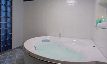 Jest także dostępna wanna z hydromasażem
