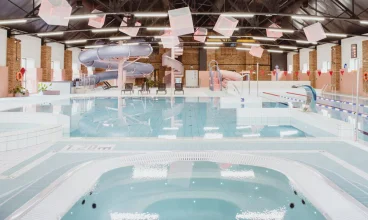 Znajduje się tutaj basen, jacuzzi, sauna sucha i parowa, brodzik, zjeżdżalnie