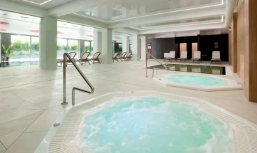 W strefie basenowej są też dwie wanny jacuzzi