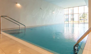 Znajduje się tu kryty basen rekreacyjny