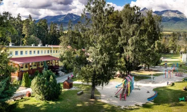 Place zabaw z widokiem na las i Tatry