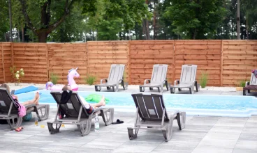 Latem jest dostępny zewnętrzny basen z podgrzewaną wodą