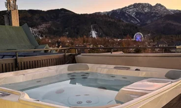 Na dachu ustawiono zewnętrzne jacuzzi z widokiem na Giewont