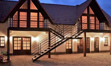 Wewnątrz hotelowych zabudowań tworzy się przyjemne patio