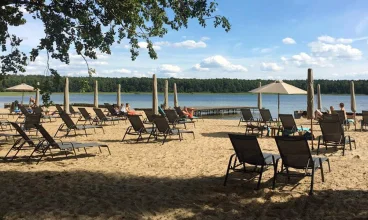 Latem na plażach (trawiastej i piaszczystej) można korzystać z leżaków, parasoli