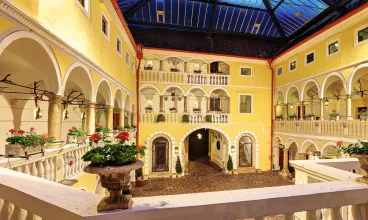 Hotel mieści się zabytkowym budynku obok parku Doblhoff