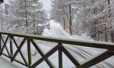 Zimą okolica jest piękna i pełna atrakcji dla narciarzy