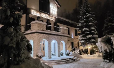 Dwór Nałęczowski to nowoczesny budynek stylizowany na polski dworek