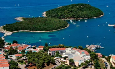Hotel Pineta*** jest pięknie położony nad mariną Vrsaru na Istrii
