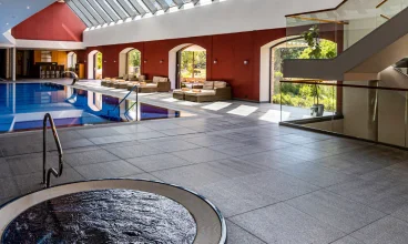 Z basenem sąsiaduje jacuzzi