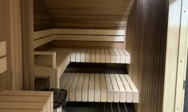 Goście mogą się tutaj odprężyć w saunie suchej