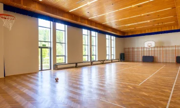 Jest także sala gimnastyczna oraz zewnętrzne boisko - baza sportowa w górach